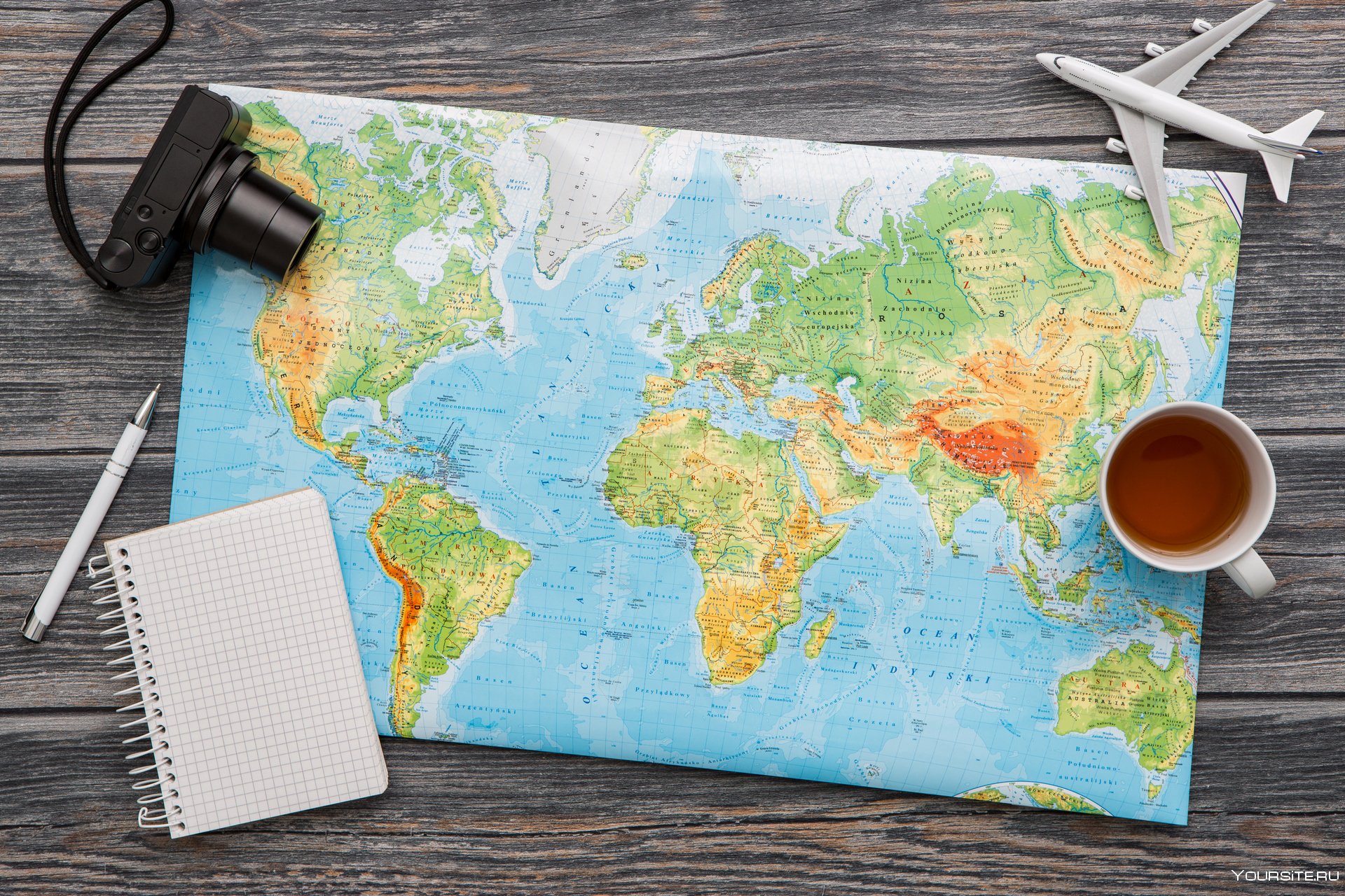 Карта лежит на столе. Путешествия картинки. Карта путешествий. Фон путешествия. Планирование путешествия.